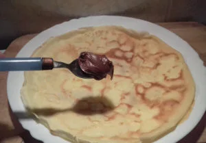 nutellás palacsinta töltése