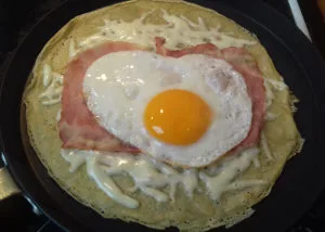 sonkás sajtos palacsinta összeállítása