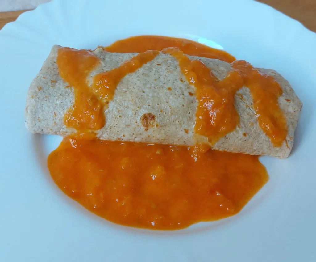 tojásos lecsóval töltött palacsinta