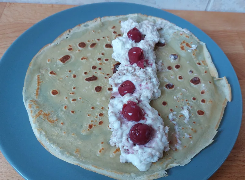 meggyes gesztenyés palacsinta összeállítása