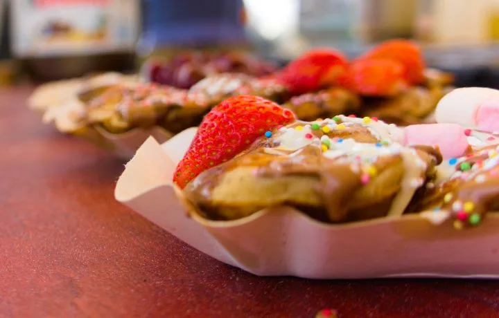 poffertjes gyümölcsökkel vásárokban