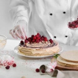 szakács palacsintát készít